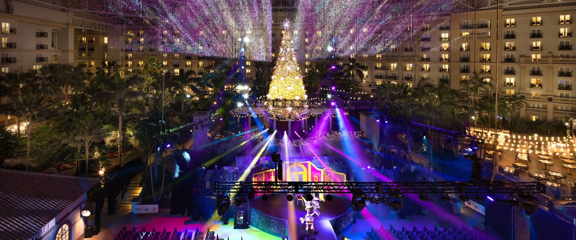 christmas tree outside at gaylord palms with other lighting